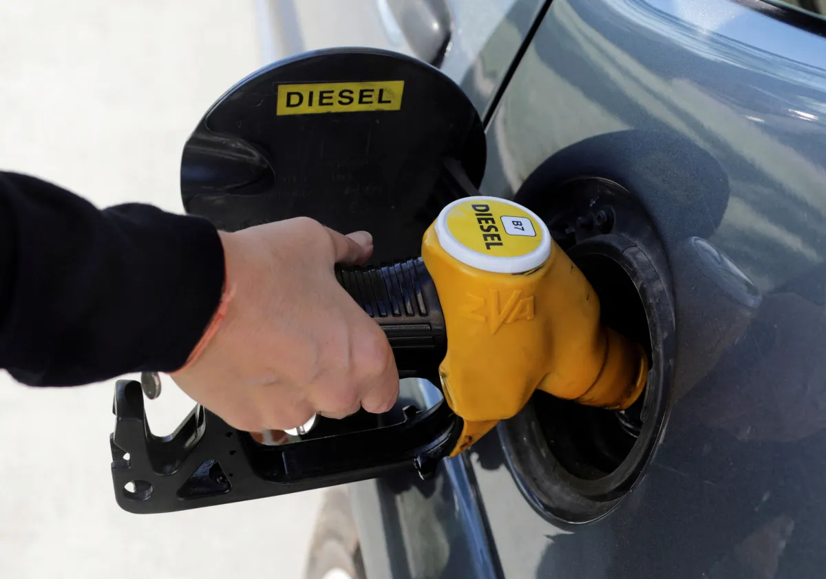 Trump assina ordem executiva para tentar reduzir preços do diesel nos EUA